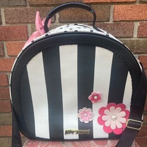 A beautiful travel bag. Used 2 times.